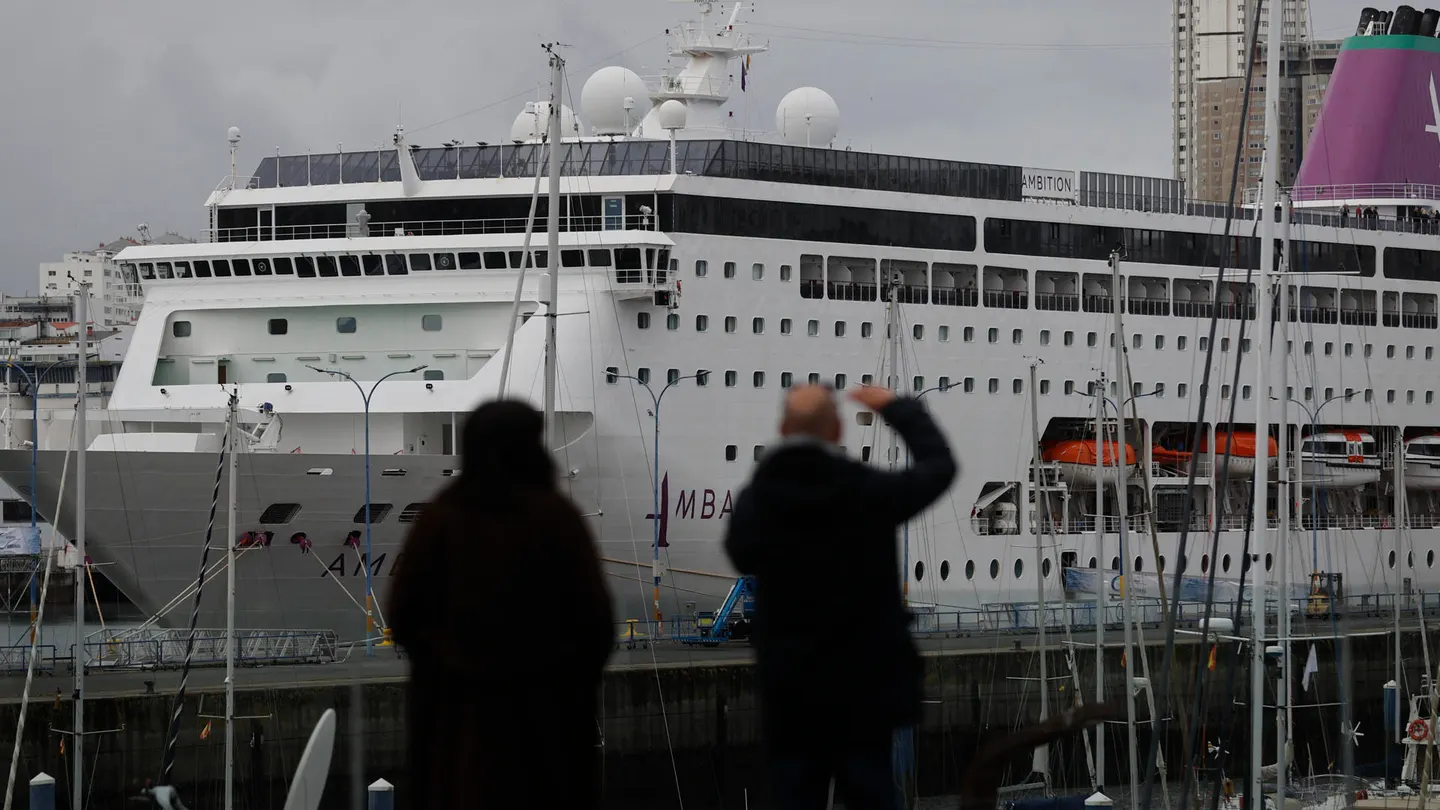 El crucero Ambition, afectado por un brote de gastroenteritis causada por un norovirus, atracó este sábado en el puerto español de La Coruña. El crucero Ambition, afectado por un brote de gastroenteritis causada por un norovirus, atracó este sábado en el puerto español de La Coruña.