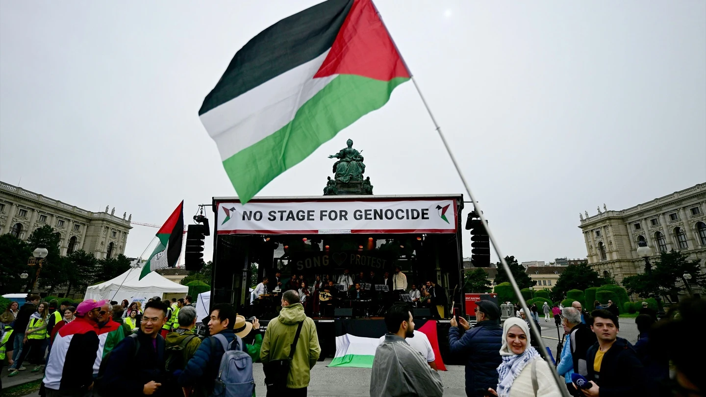 Miles de manifestantes protestan en Viena por la presencia de Israel en Eurovisión: "Ningún escenario para el genocidio". Miles de manifestantes protestan en Viena por la presencia de Israel en Eurovisión: "Ningún escenario para el genocidio".