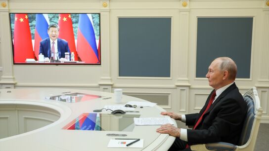 Imagen de una reuni&oacute;n telem&aacute;tica entre Vladimir Putin y Xi Jinping