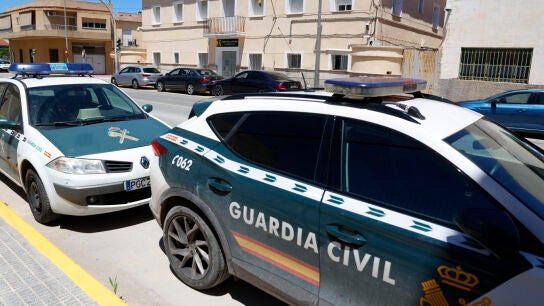 Dos coches de la Guardia Civil, en Dolores