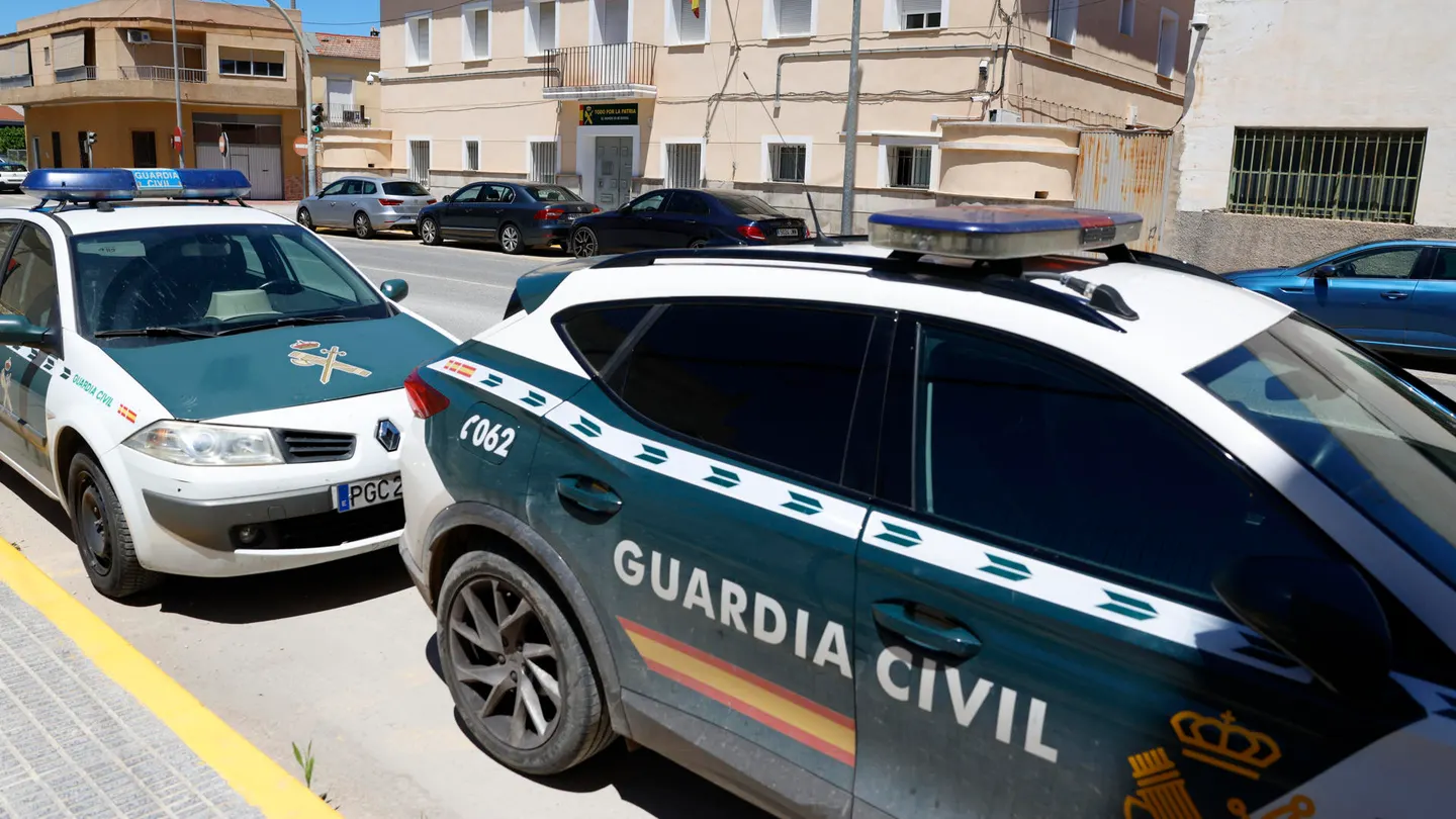 Dos coches de la Guardia Civil, en Dolores Dos coches de la Guardia Civil, en Dolores