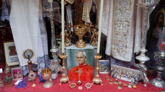 Escaparate de una tienda especializada en art&iacute;culos religiosos en el que se observa una imagen del papa Le&oacute;n XIV.