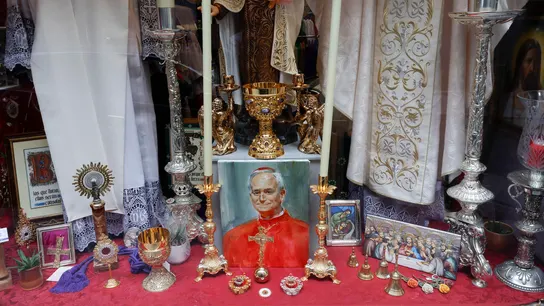 Escaparate de una tienda especializada en artículos religiosos en el que se observa una imagen del papa León XIV. Escaparate de una tienda especializada en artículos religiosos en el que se observa una imagen del papa León XIV.