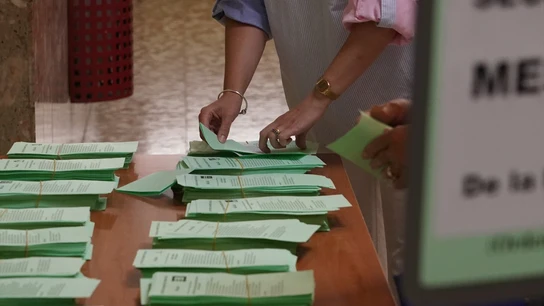 Una persona coge una papeleta en la jornada electoral en Andalucía. Una persona coge una papeleta en la jornada electoral en Andalucía.