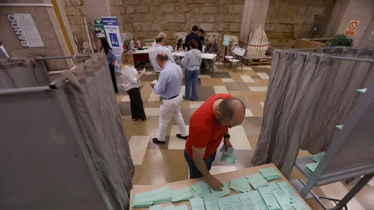 Un ciudadano escoge una papeleta en un colegio electoral en Córdoba Un ciudadano escoge una papeleta en un colegio electoral en Córdoba