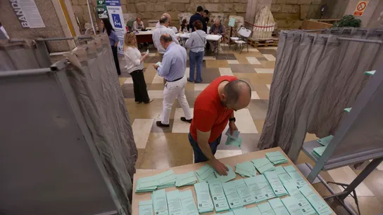 Un ciudadano escoge una papeleta en un colegio electoral en Córdoba, este domingo. Un ciudadano escoge una papeleta en un colegio electoral en Córdoba, este domingo.