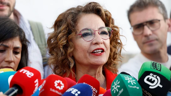 La candidata del PSOE a la Presidencia de la Junta de Andalucía, María Jesús Montero, se dirige a medios de comunicación tras ejercer su derecho al voto en Sevilla La candidata del PSOE a la Presidencia de la Junta de Andalucía, María Jesús Montero, se dirige a medios de comunicación tras ejercer su derecho al voto en Sevilla