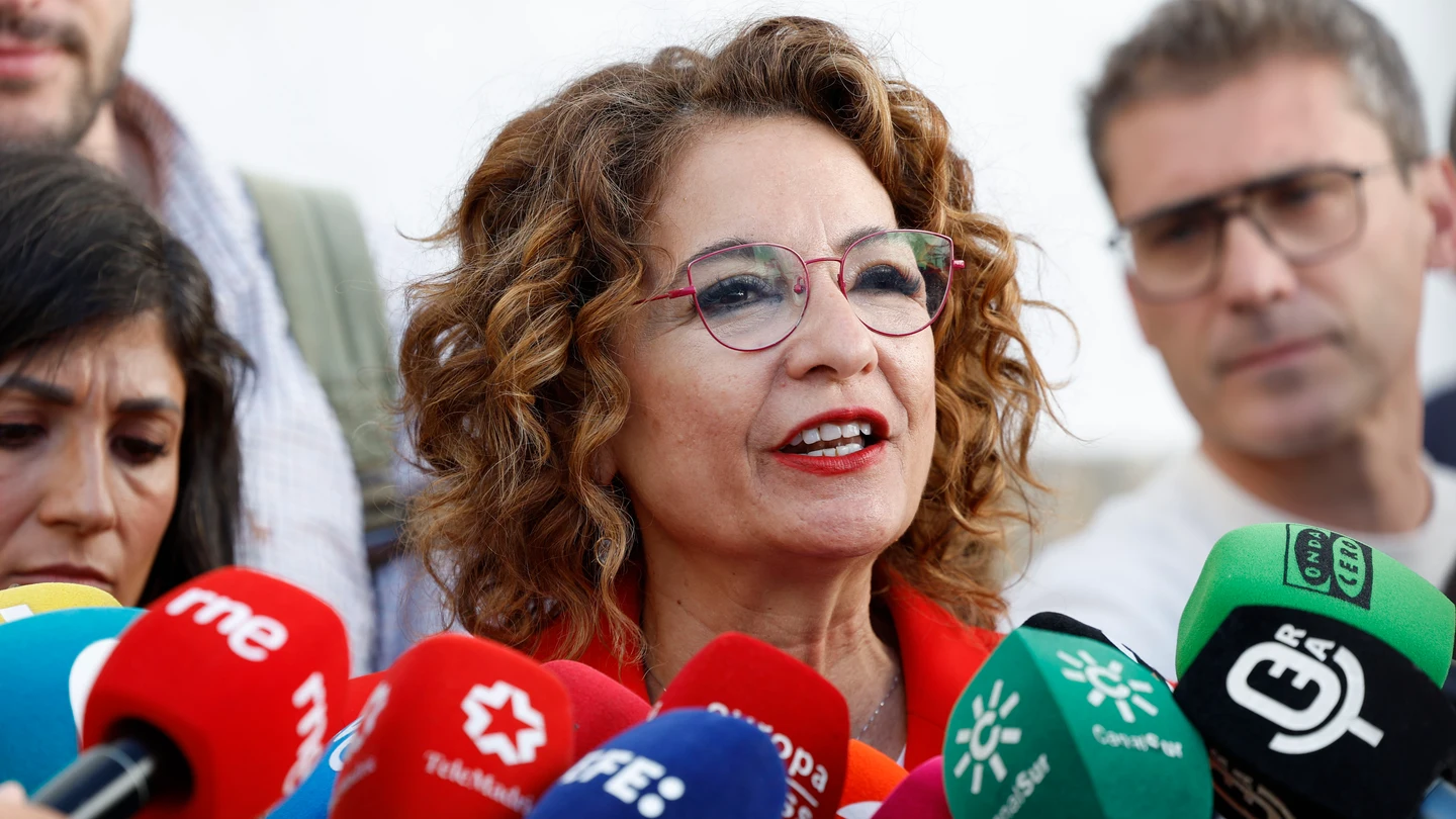 La candidata del PSOE a la Presidencia de la Junta de Andalucía, María Jesús Montero, se dirige a medios de comunicación tras ejercer su derecho al voto en Sevilla La candidata del PSOE a la Presidencia de la Junta de Andalucía, María Jesús Montero, se dirige a medios de comunicación tras ejercer su derecho al voto en Sevilla