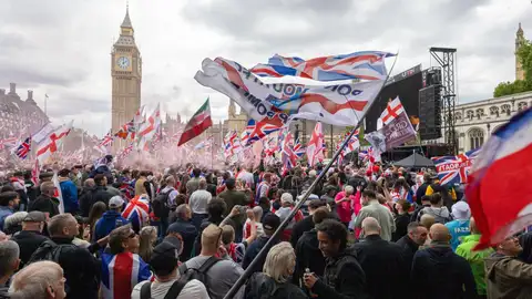 Reino Unido, ante un futuro incierto: la extrema derecha aprovecha la crisis de Starmer para propagar su mensaje racista Reino Unido, ante un futuro incierto: la extrema derecha aprovecha la crisis de Starmer para propagar su mensaje racista
