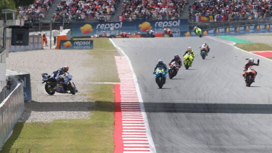 &Aacute;lex M&aacute;rquez en el momento en el que cae al suelo en el GP de Catalu&ntilde;a