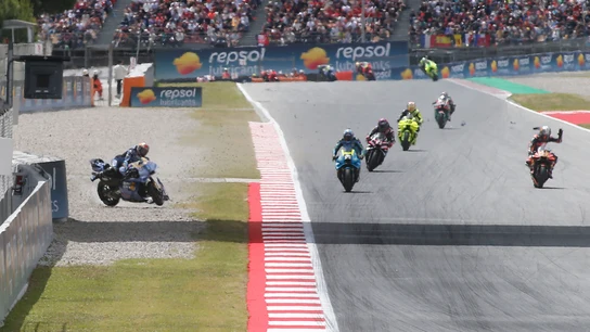 Álex Márquez en el momento en el que cae al suelo en el GP de Cataluña Álex Márquez en el momento en el que cae al suelo en el GP de Cataluña