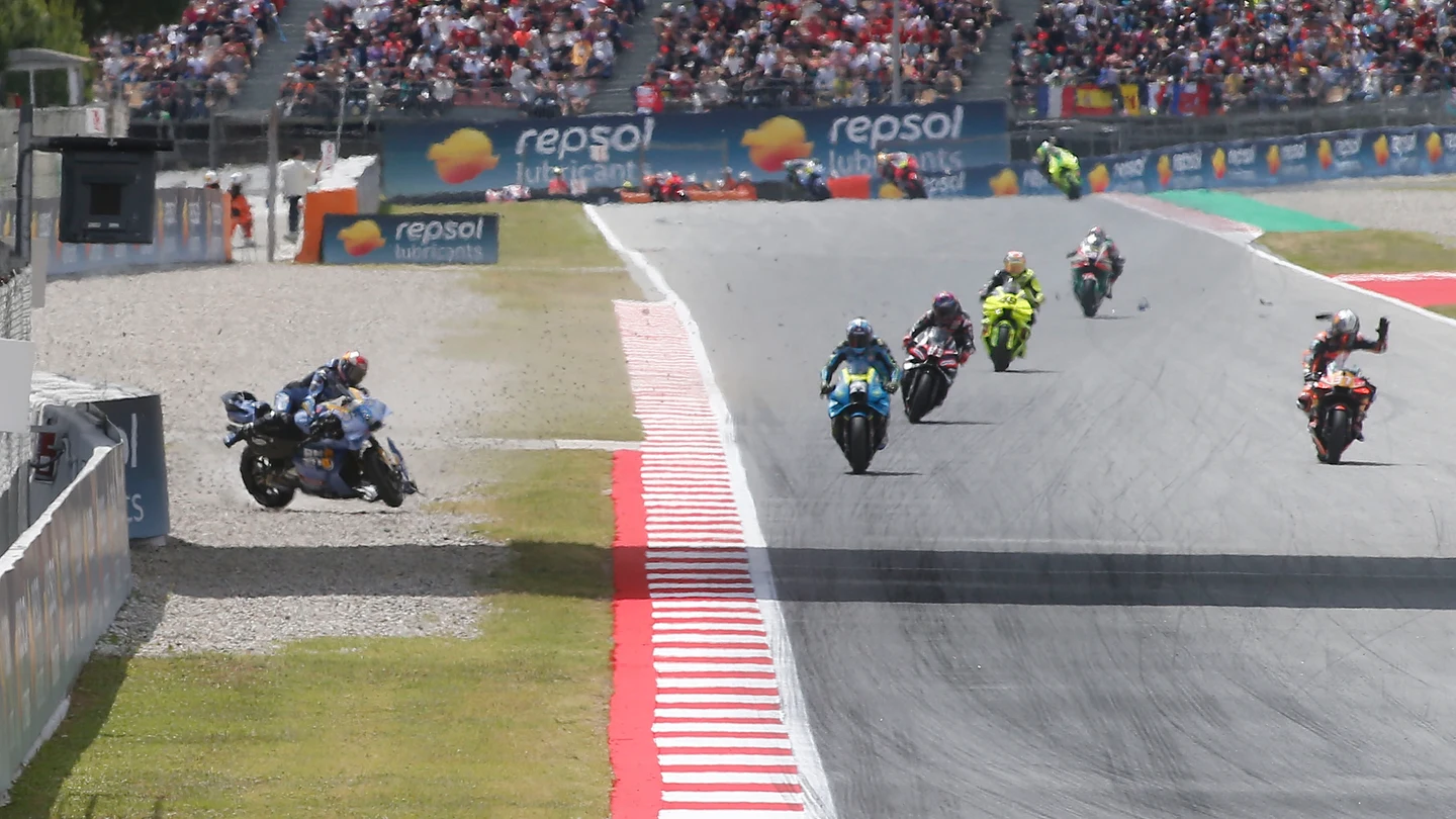 Álex Márquez en el momento en el que cae al suelo en el GP de Cataluña Álex Márquez en el momento en el que cae al suelo en el GP de Cataluña