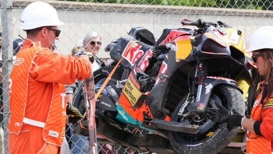 La moto de Pedro Acosta destrozada tras su ca&iacute;da en el GP de Catalu&ntilde;a