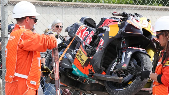 La moto de Pedro Acosta destrozada tras su caída en el GP de Cataluña La moto de Pedro Acosta destrozada tras su caída en el GP de Cataluña