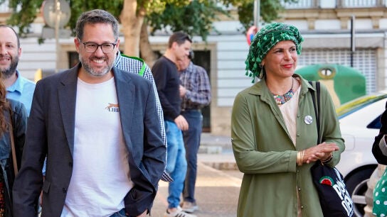 El candidato de Adelante Andalucía, José Ignacio García, acompañado de su equipo y Teresa Rodríguez