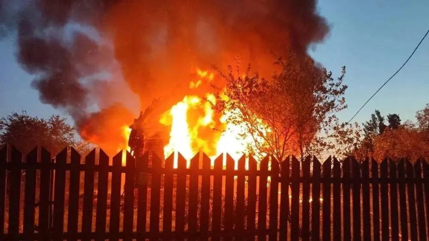 Una casa se incendia tras un ataque con drones ucranianos en la aldea de Subbotino, distrito de Naro-Fominsk, región de Moscú, Rusia Una casa se incendia tras un ataque con drones ucranianos en la aldea de Subbotino, distrito de Naro-Fominsk, región de Moscú, Rusia