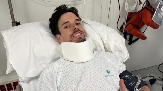 &Aacute;lex M&aacute;rquez levanta el pulgar en el hospital tras su ca&iacute;da en el GP de Catalu&ntilde;a