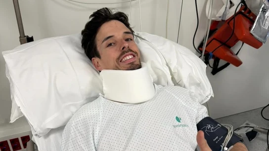 Álex Márquez levanta el pulgar en el hospital tras su caída en el GP de Cataluña Álex Márquez levanta el pulgar en el hospital tras su caída en el GP de Cataluña