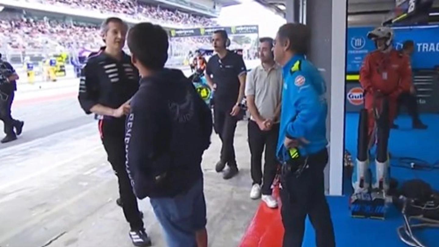 Tensión en Aprilia: el gesto de Massimo Rivola a Davide Brivio después de la caída de Martín Tensión en Aprilia: el gesto de Massimo Rivola a Davide Brivio después de la caída de Martín