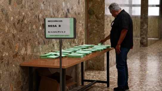 Un hombre coge una papeleta en una mesa electoral en las elecciones de Andalucía. Un hombre coge una papeleta en una mesa electoral en las elecciones de Andalucía.