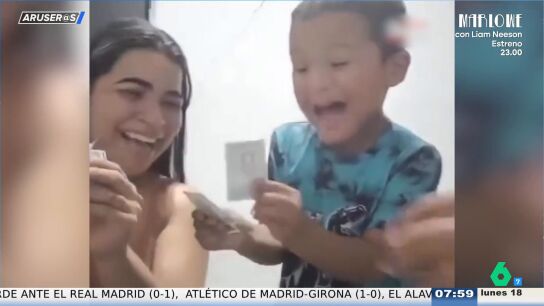 La viral reacci&oacute;n de m&aacute;xima felicidad de un ni&ntilde;o al encontrar el cromo de Messi