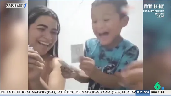 La viral reacción de máxima felicidad de un niño al encontrar el cromo de Messi La viral reacción de máxima felicidad de un niño al encontrar el cromo de Messi