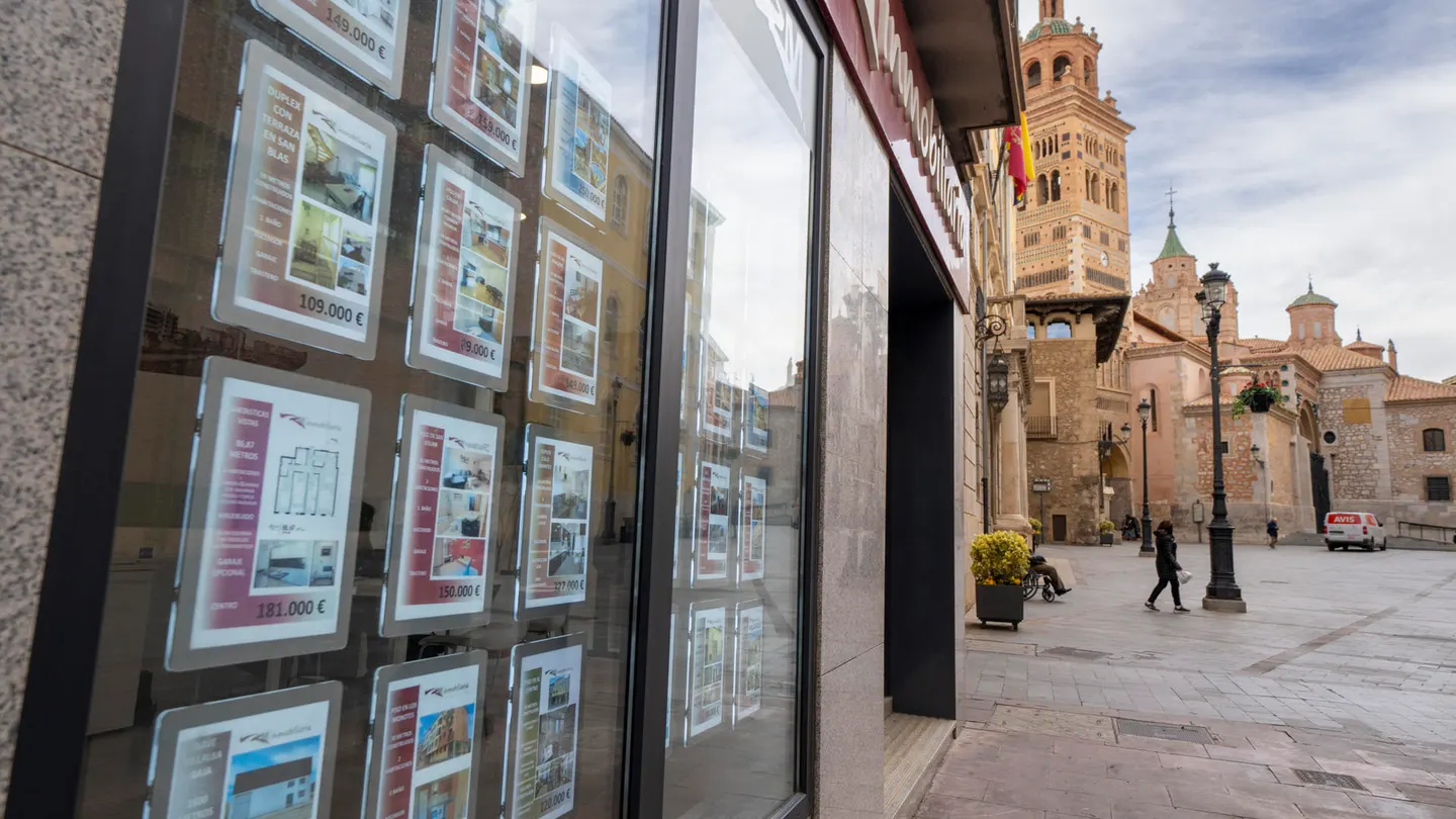 Imagen de archivo de carteles de venta de viviendas en una inmobiliaria. Imagen de archivo de carteles de venta de viviendas en una inmobiliaria.