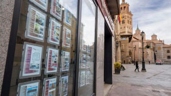 Imagen de archivo de carteles de venta de viviendas en una inmobiliaria.
