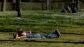 Imagen de archivo de una persona tomando el sol.