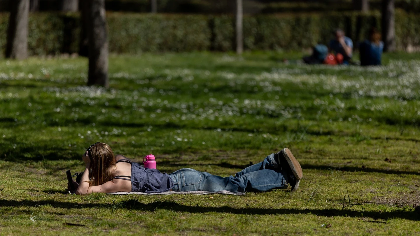 Imagen de archivo de una persona tomando el sol. Imagen de archivo de una persona tomando el sol.