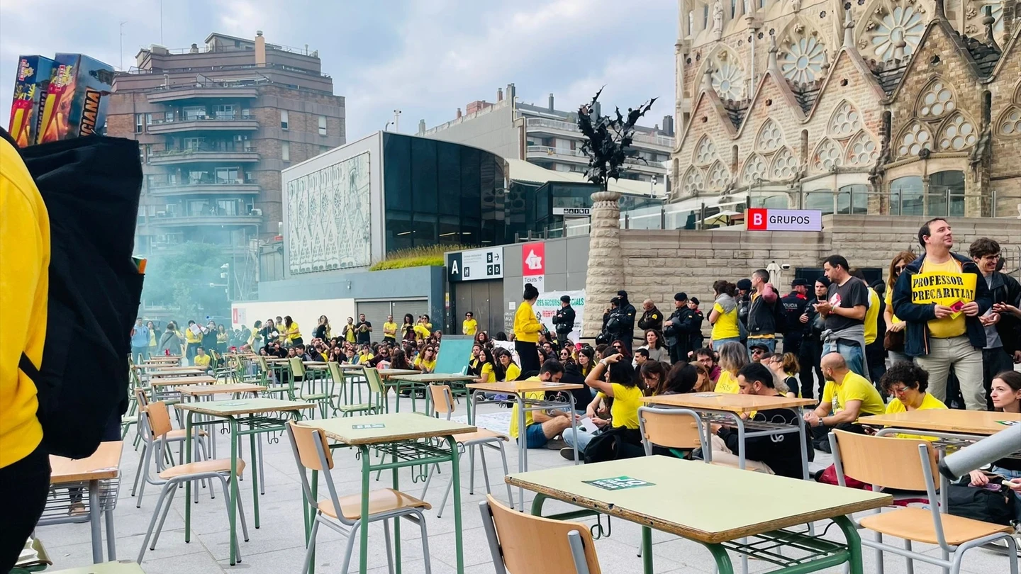 Docentes de Barcelona se concentran ante la Sagrada Familia con pupitres y reclaman mejores condiciones. Docentes de Barcelona se concentran ante la Sagrada Familia con pupitres y reclaman mejores condiciones.