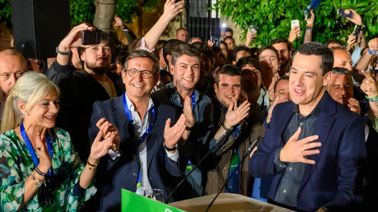 El candidato a la presidencia de la Junta de Andalucía por el PP, Juanma Moreno, en las puertas de la sede de su partido en Sevilla El candidato a la presidencia de la Junta de Andalucía por el PP, Juanma Moreno, en las puertas de la sede de su partido en Sevilla