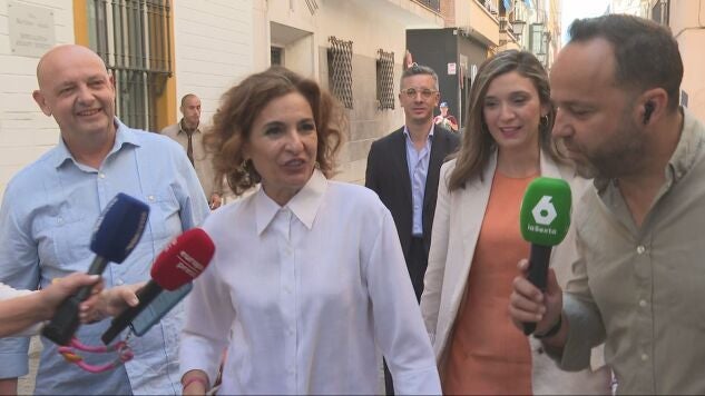 La candidata del PSOE en las elecciones de Andaluc&iacute;a, Mar&iacute;a Jes&uacute;s Montero, atiende a los medios en Sevilla