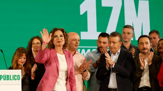 La candidata del PSOE a la presidencia de la Junta, María Jesús Montero, saluda a militantes y simpatizantes tras valorar los resultados electorales del partido en Sevilla La candidata del PSOE a la presidencia de la Junta, María Jesús Montero, saluda a militantes y simpatizantes tras valorar los resultados electorales del partido en Sevilla