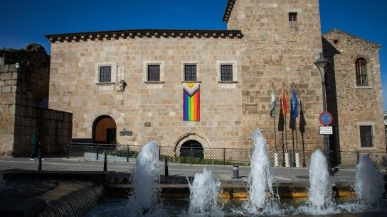 Cuelga la bandera LGTBIQ+ en la fachada de la Junta de Extremadura