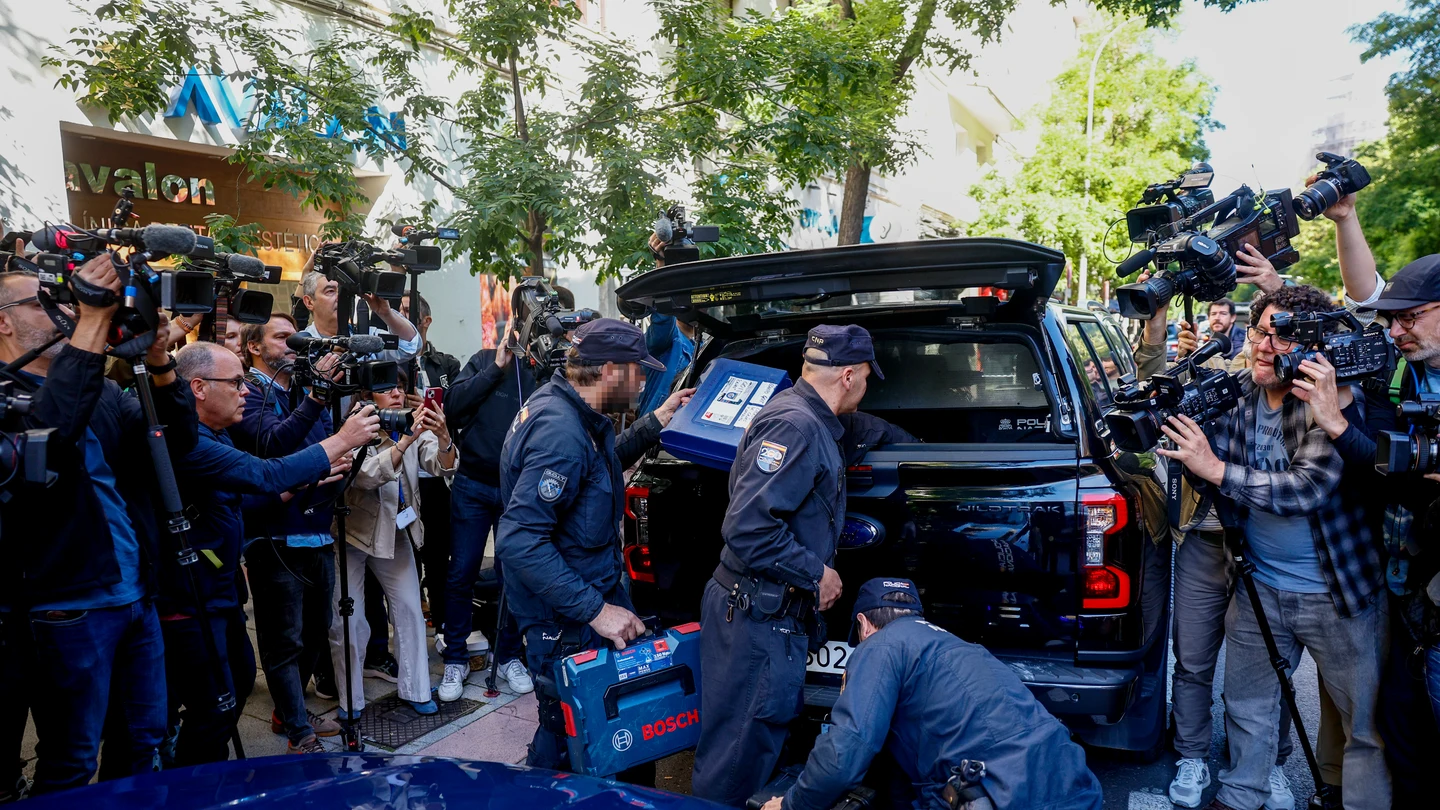 Agentes de la Policía Nacional guardan material incautado en un vehículo de la UCO durante el registro a la oficina de José Luis Rodríguez Zapatero en Madrid Agentes de la Policía Nacional guardan material incautado en un vehículo de la UCO durante el registro a la oficina de José Luis Rodríguez Zapatero en Madrid