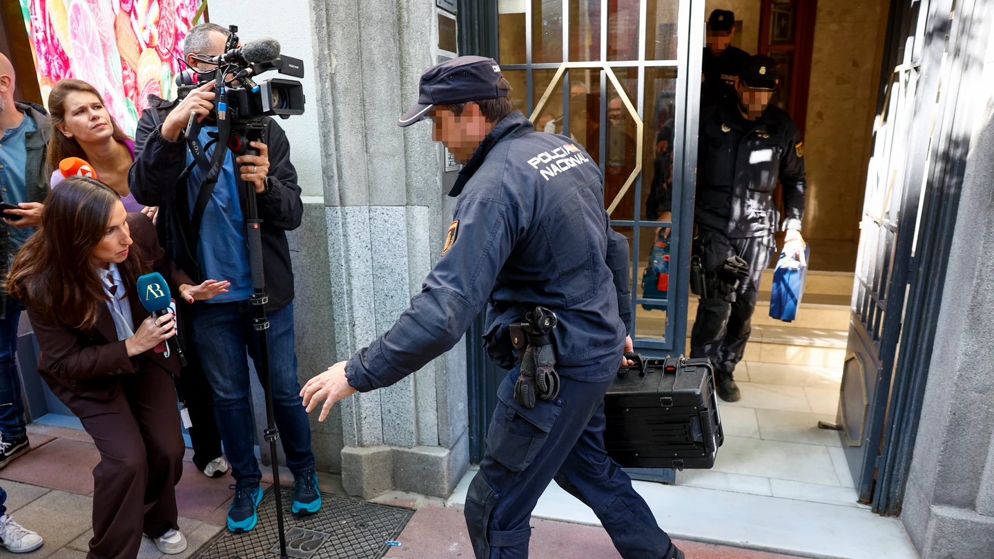 Agentes de la Policía Nacional guardan material incautado en un vehículo de la UCO durante el registro a la oficina de José Luis Rodríguez Zapatero en Madrid Agentes de la Policía Nacional guardan material incautado en un vehículo de la UCO durante el registro a la oficina de José Luis Rodríguez Zapatero en Madrid