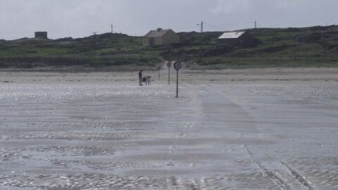 Carretera de arena a Omey Island