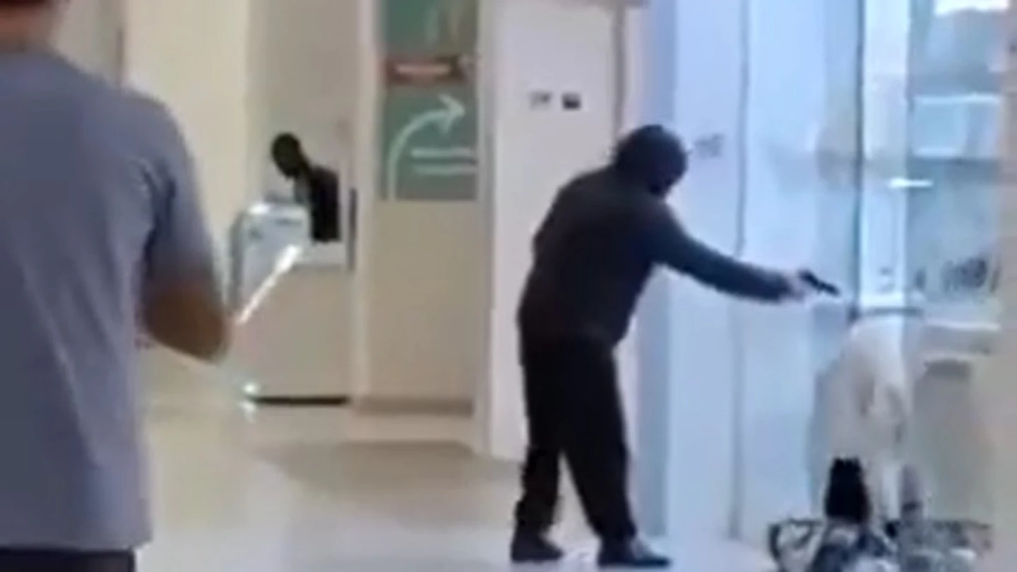 Cuatro encapuchados atracan una joyería a plena luz del día en un centro comercial de Puente de Vallecas, Madrid Cuatro encapuchados atracan una joyería a plena luz del día en un centro comercial de Puente de Vallecas, Madrid