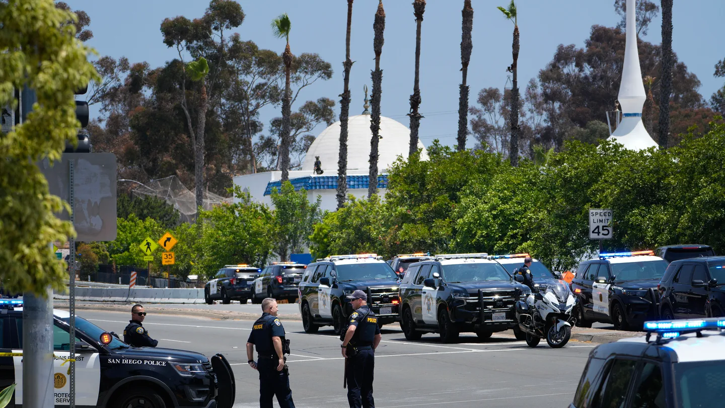 La Policía, en las inmediaciones de la mezquita de San Diego (Estados Unidos) donde se ha registrado un tiroteo La Policía, en las inmediaciones de la mezquita de San Diego (Estados Unidos) donde se ha registrado un tiroteo