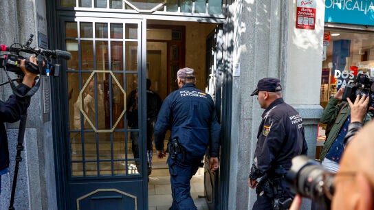 Agentes de la Polic&iacute;a Nacional acceden al edificio donde se encuentra la oficina de Zapatero