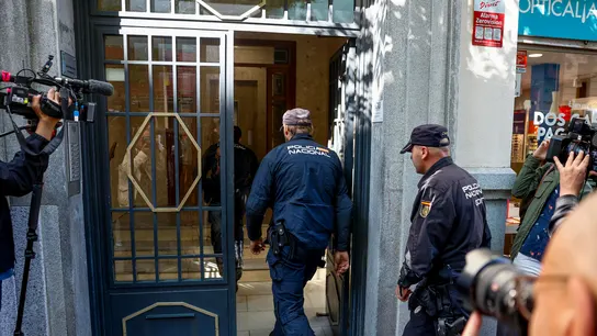 Agentes de la Policía Nacional acceden al edificio donde se encuentra la oficina de Zapatero Agentes de la Policía Nacional acceden al edificio donde se encuentra la oficina de Zapatero