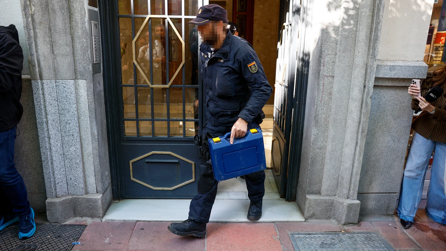 Agentes de la Policía Nacional salen del edificio donde se encuentra la oficina del expresidente del Gobierno José Luis Rodríguez Zapatero Agentes de la Policía Nacional salen del edificio donde se encuentra la oficina del expresidente del Gobierno José Luis Rodríguez Zapatero