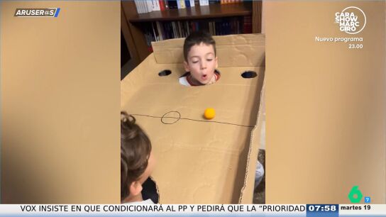El impresionante futbol&iacute;n casero que se han montado estos dos ni&ntilde;os con un trozo de cart&oacute;n y unas tijeras