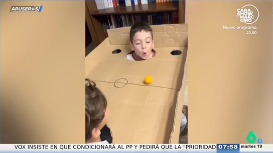 El impresionante futbolín casero que se han montado estos dos niños con un trozo de cartón y unas tijeras El impresionante futbolín casero que se han montado estos dos niños con un trozo de cartón y unas tijeras