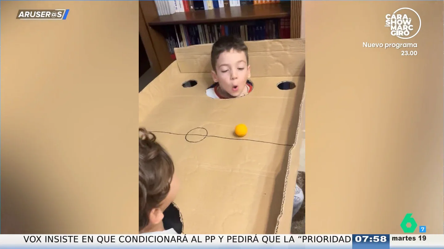 El impresionante futbolín casero que se han montado estos dos niños con un trozo de cartón y unas tijeras El impresionante futbolín casero que se han montado estos dos niños con un trozo de cartón y unas tijeras