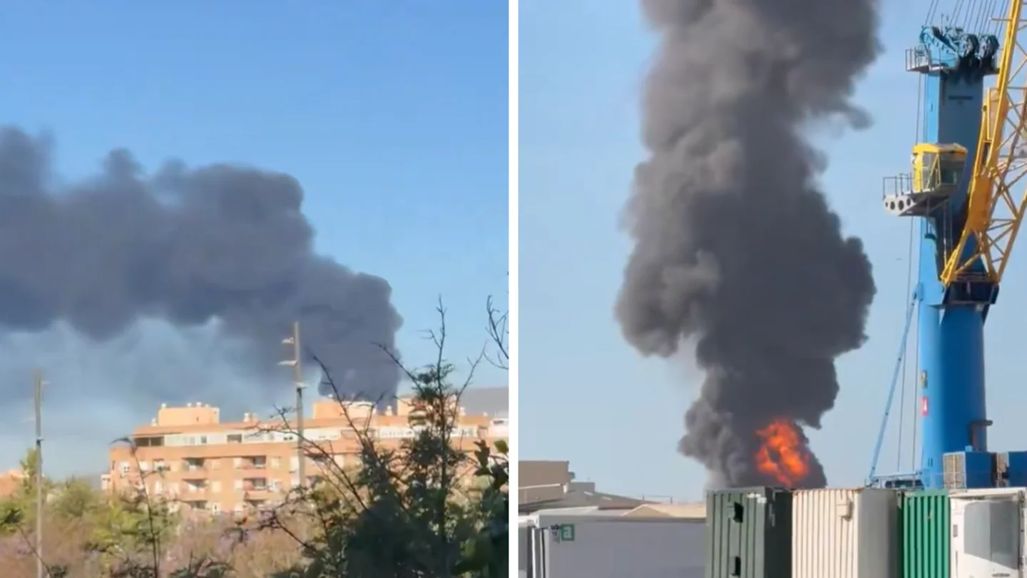 Un incendio en el puerto de Almería desata la alarma entre los vecinos Un incendio en el puerto de Almería desata la alarma entre los vecinos