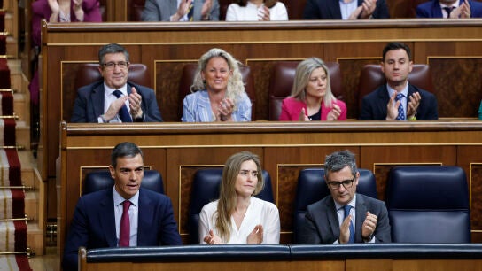 La bancada socialista aplaude al presidente del Gobierno, Pedro S&aacute;nchez