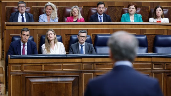 Alberto Núñez Feijóo comparece en el Congreso de los Diputados ante la mirada de Pedro Sánchez Alberto Núñez Feijóo comparece en el Congreso de los Diputados ante la mirada de Pedro Sánchez