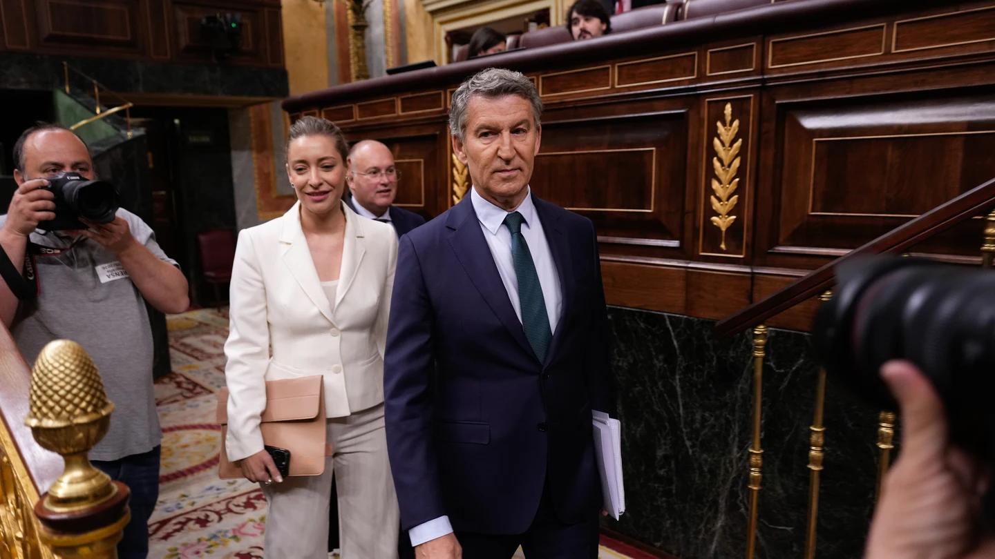 El presidente del PP, Alberto Núñez Feijóo, entra al Congreso de los Diputados acompañado de la portavoz de la formación en la Cámara Baja, Ester Muñoz El presidente del PP, Alberto Núñez Feijóo, entra al Congreso de los Diputados acompañado de la portavoz de la formación en la Cámara Baja, Ester Muñoz